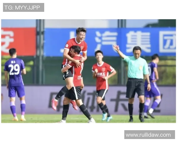 内内远射破门助玉昆扩大领先优势梅州两球落后形势严峻 内内远射破门助玉昆扩大领先优势梅州两球落后形势严峻